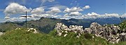 67 Alla croce di vetta della Corna Grande (2089 m) vista panoramica in Orobie dal Tre Signori al Pizzo del Diavolo ed oltre